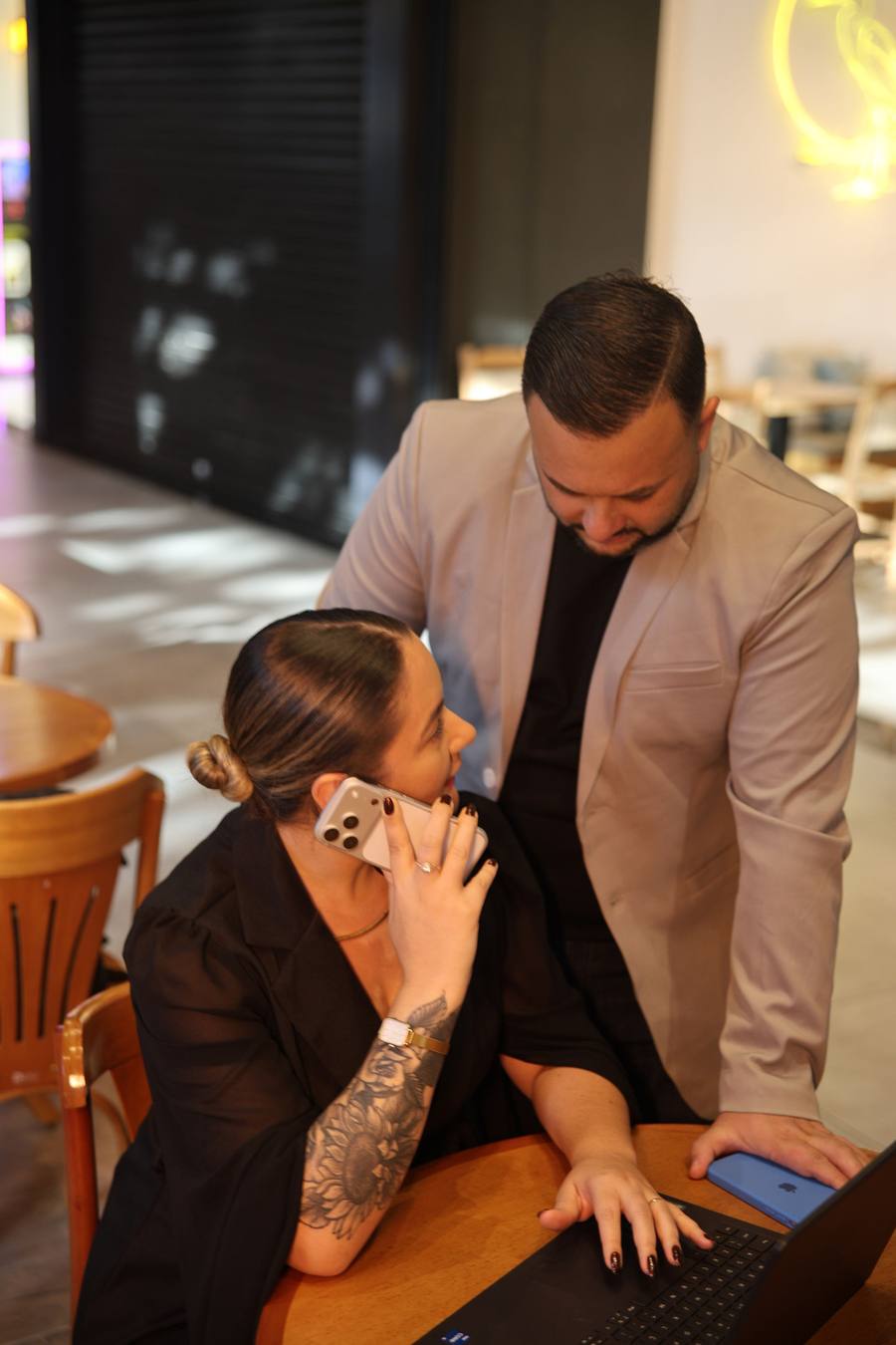 Pedro e Grazi trabalhando com clientes